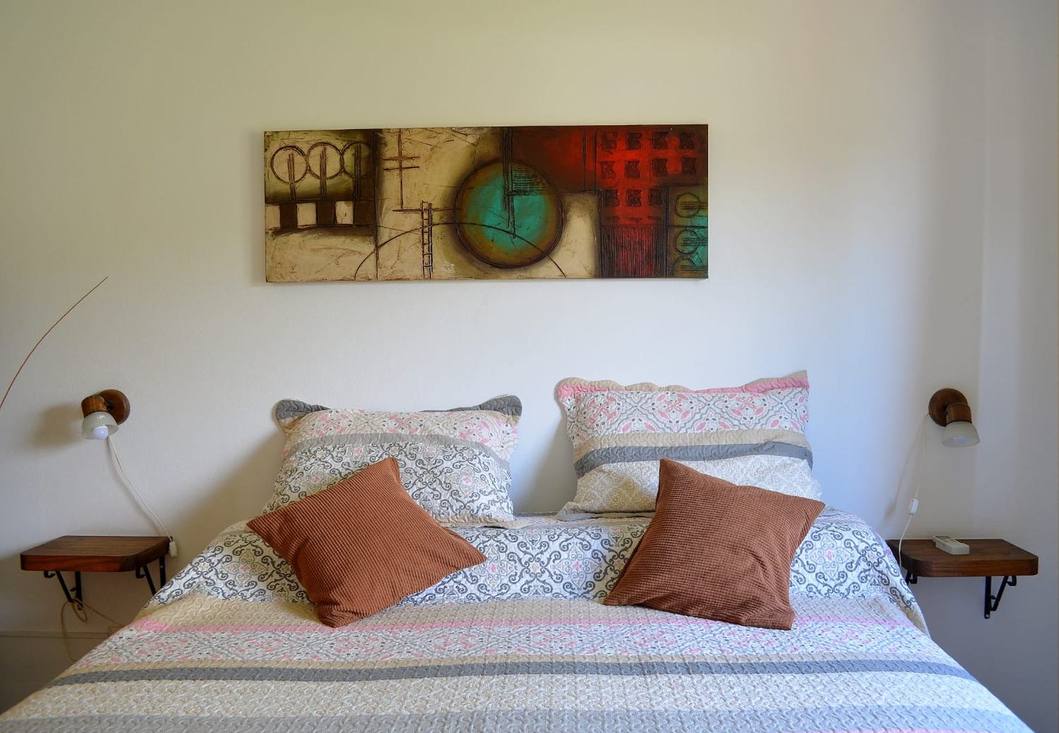 Dormitorio con cama doble y mesas de luz a ambos lados