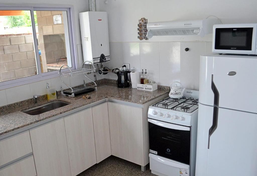 Cocina equipada con horno, anafe y campana
