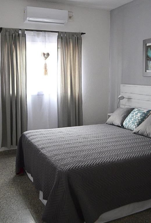 Dormitorio con cama doble y aire acondicionado
