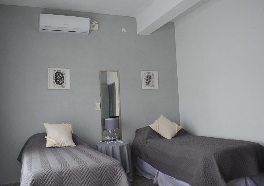 Dormitorio con dos camas individuales