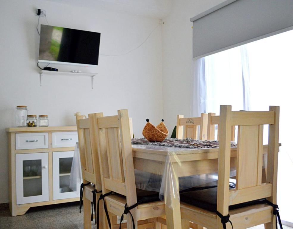 Comedor y living con TV, junto a la cocina
