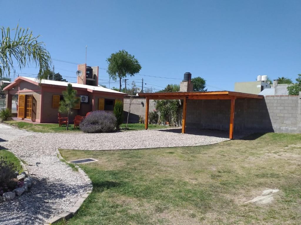 Vista panorámica del predio con las dos casas, Isabel y Cholito 2, el jardín y el playón cubierto