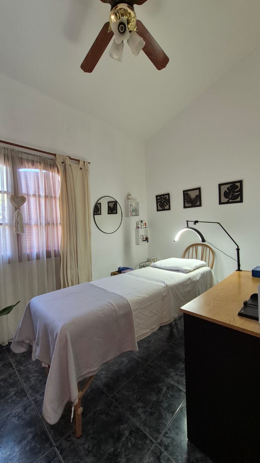 Estudio de estética dentro del predio, con camilla y ambiente relajado